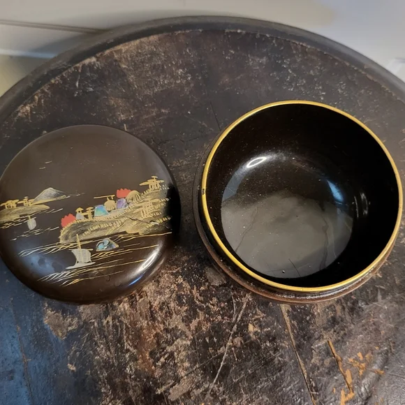 Vintage Round Japanese Lacquer Box with Lid & Decorative Abelone Inlay S… - Picture 6 of 9